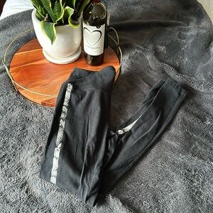 Victoria’s Secret Black Legging Snake Skin Stripe (small)